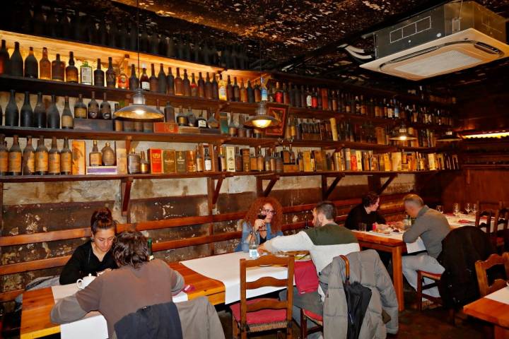 Las mesas del restaurante 'Casa Julián' y el ambiente en la sala.