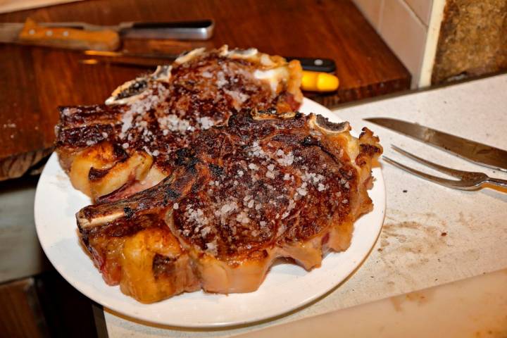 Un plato con las 'txuletas' recién sacadas de la parrilla en 'Casa Julián'.