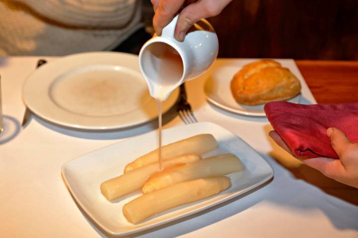 Plato de espárragos de Navarra en el restaurante 'Casa Julián'.