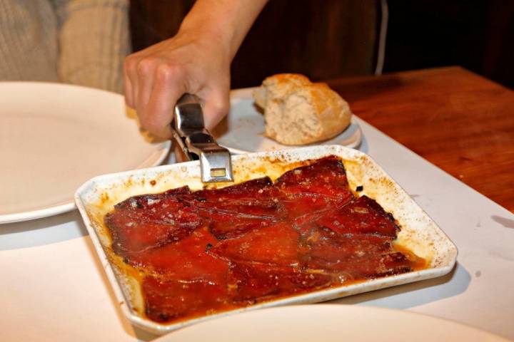 Plato de pimientos del piquillo en el restaurante 'Casa Julián'.