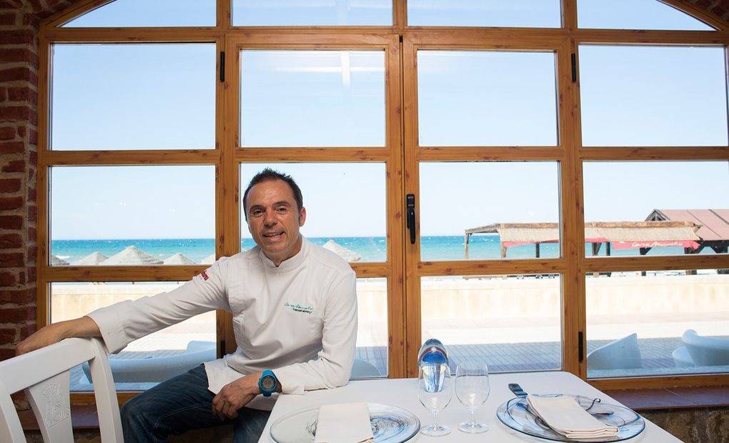 El cocinero Manuel Alonso en la sala de su local, Casa Manolo