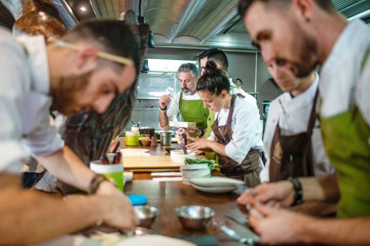 El equipo bulle en la cocina.