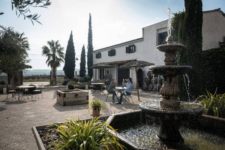 Una pareja tomando un vino en la terra del restaurante Casanova.