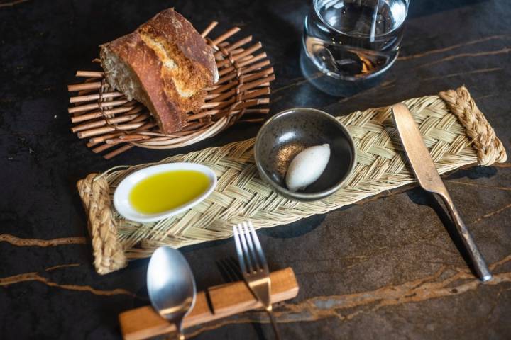 Pan, mantequilla y aceites para arrancar el menú.