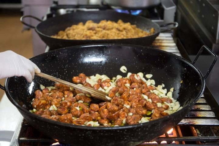 Las migas solo llevan pan, aceite, ajo, sal y chorizo.