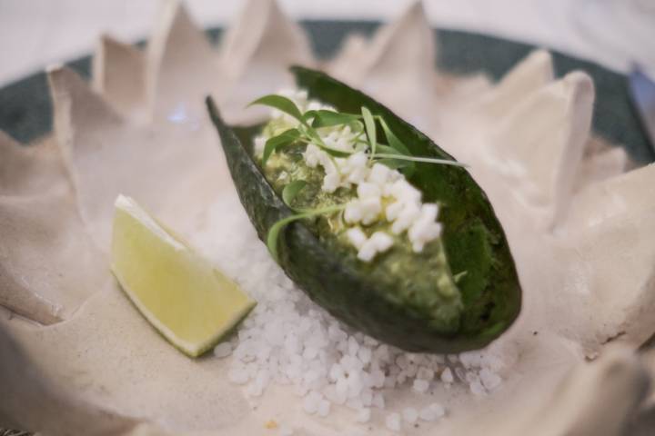 Aguacate al mojo verde con queso fresco de Uga.