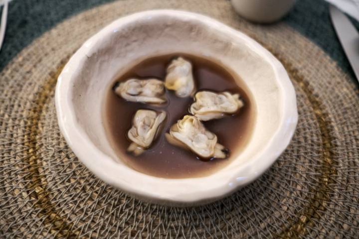  Almejas al natural con caldo de cebolla morada.