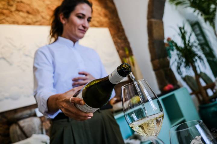 La sumiller Cristina Pardo sirve una copa de vino.