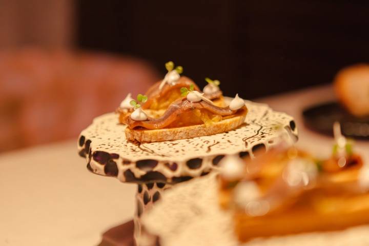 Anchoa del Cantábrico sobre pan Cristal, tomate local y emulsión ahumada.