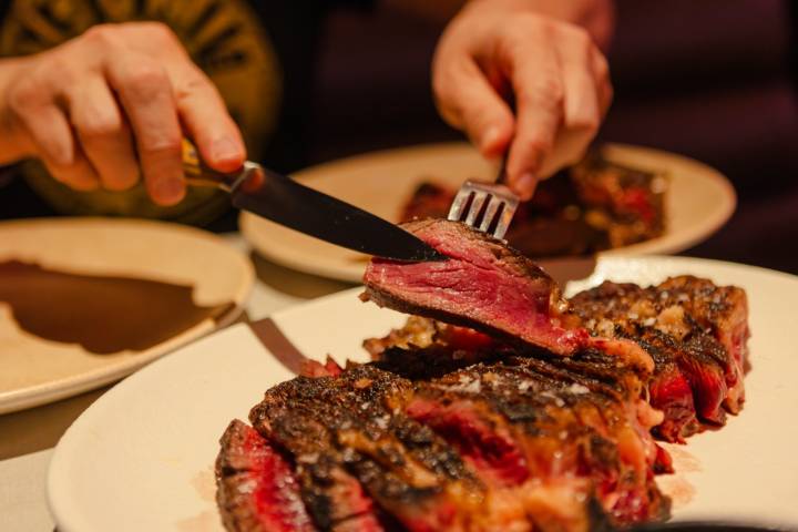 Chuleta Luismi, tomate a la brasa variedad Ruso Amarillo cultivado en Güímar y pimientos a la brasa.