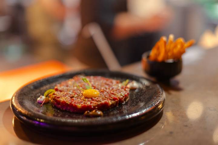 Steak tartar "Char" con carne Luismi, verduritas encurtidas y grasa de chuleta.