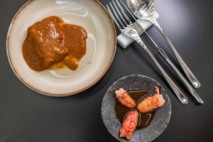 Colas de cangrejo con un toque de parrilla bañadas en su propio consomé, y morro de ternera frito y rebozado con tomate y salsa americana de cangrejo.