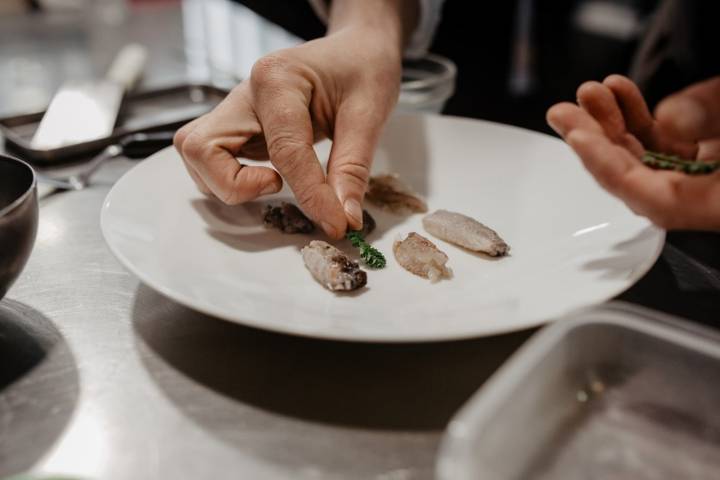 El plato de centollo, con carne cruda de las patas, caldo de mejillones y pimpinela.