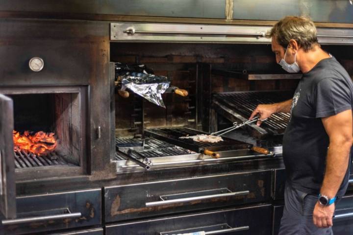 Restaurante 'La Vaquería' (Campello): Sebastián Abad trabajando en la parrilla