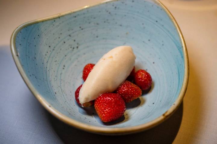 Las fresas con helado de leche ponen el punto dulce a la velada.