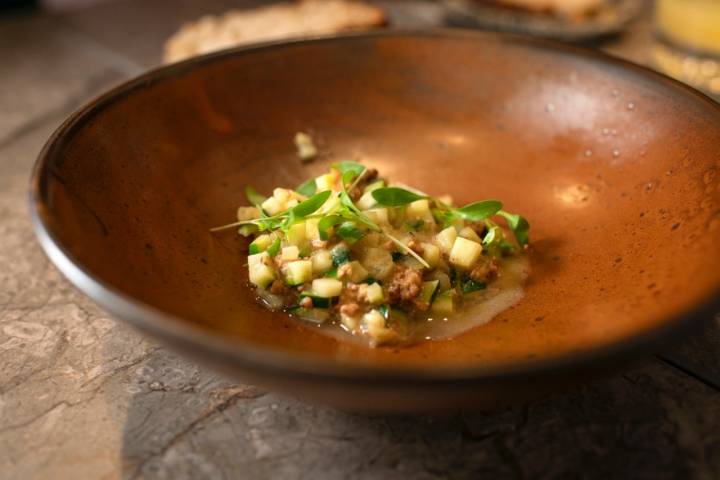 Escabeche de hígado de pollo de pastoreo con calabacín.