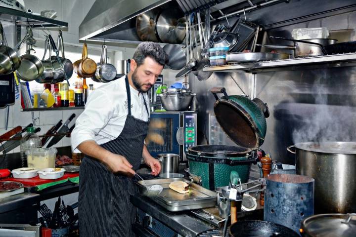 A toda máquina en su aprovechada cocina.