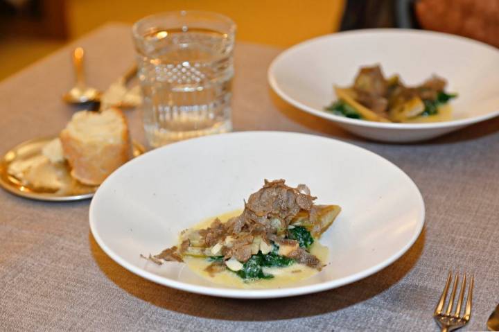 El Royal de parmesano, carpaccio de champiñón, corazón de cardo y jamón deshidratado de corzo.