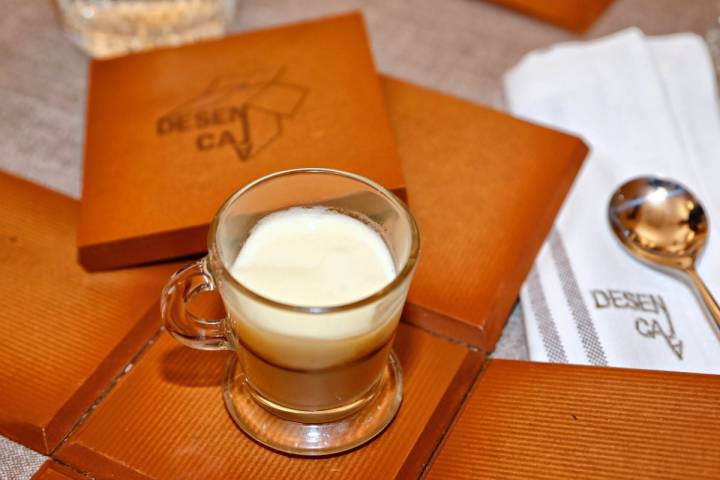 Se abre la caja y... ¡el 'capuccino' de foie!