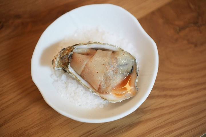 Plato de papada ibérica picante rellena de ostra del restaurante Direkte Boquería, en Barcelona.