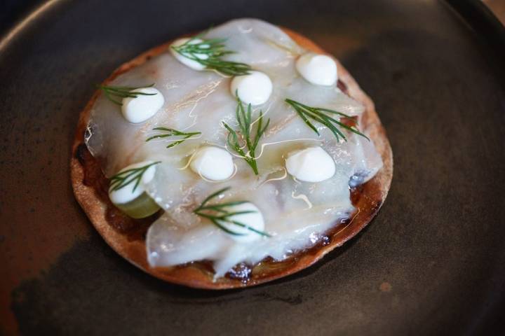 La coca de cebolla, papada ibérica y sardina ahumada del restaurante Direkte Boquería, en Barcelona.