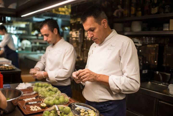 Oriol y Eduard pelan nueces frescas en la cocina