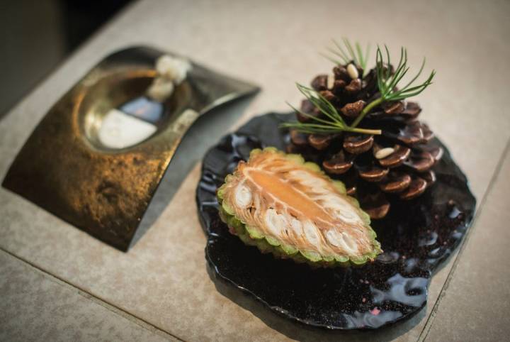 Plato de piñones tiernos, con la piña verde cortada a lo largo