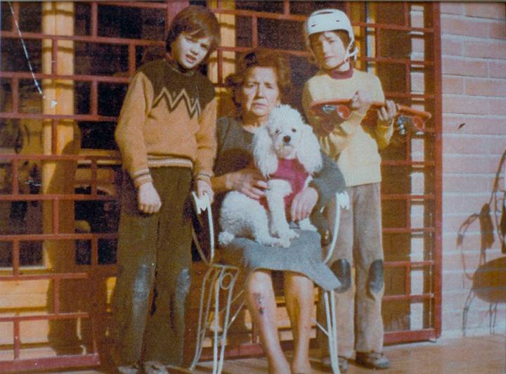 Los gemelos junto a su abuela Catalina en una de las fotos que decoran el salón privado.