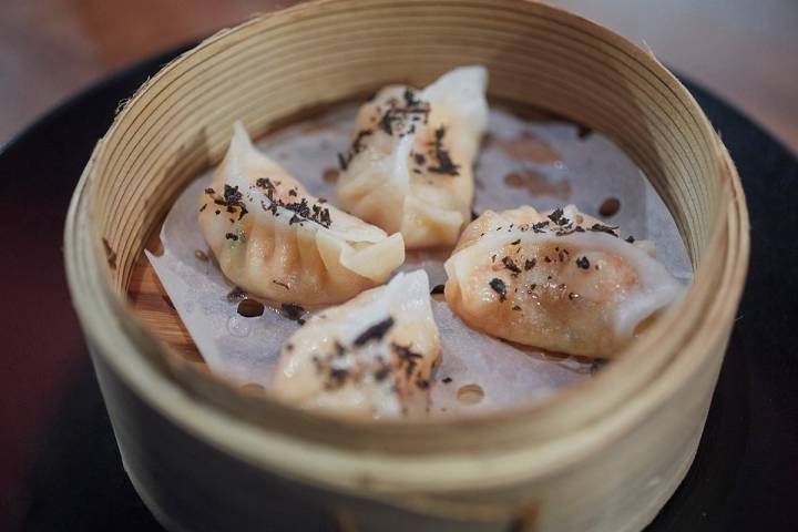 El extraordinario dumpling de langostinos, perfecto en cocción, relleno y masa.