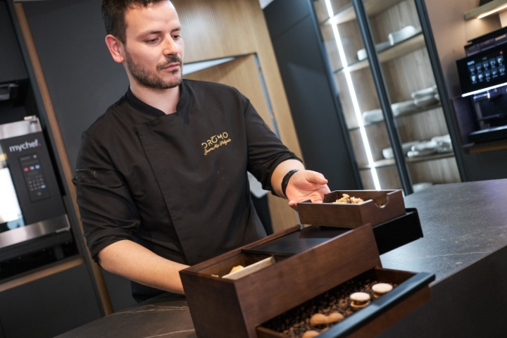 Juanma abre la original caja sorpresa que esconce los petit fours.