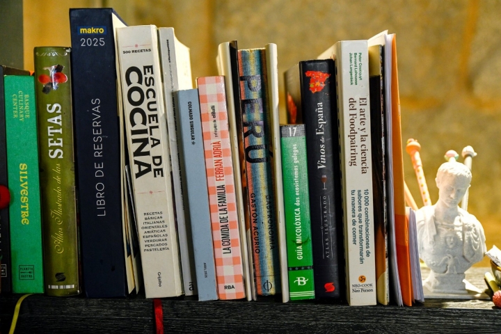 Varios de los libros que exponen en el restaurante.