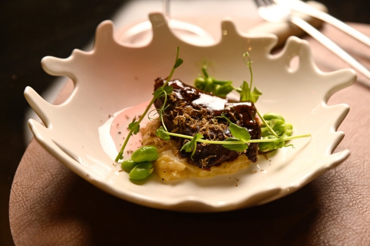 Ossobucco con puré trufado y cecina.