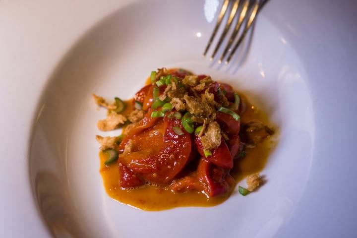 Pimientos asados con salsa satén, yema de huevo con cebollino y cebolla crujiente.