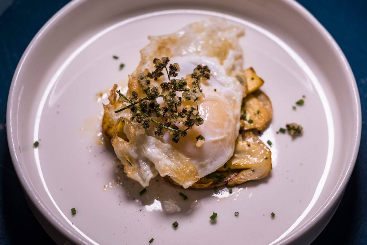 Setas a la plancha salteadas con huevo de pato ecológico y semillas fritas de cenizo.