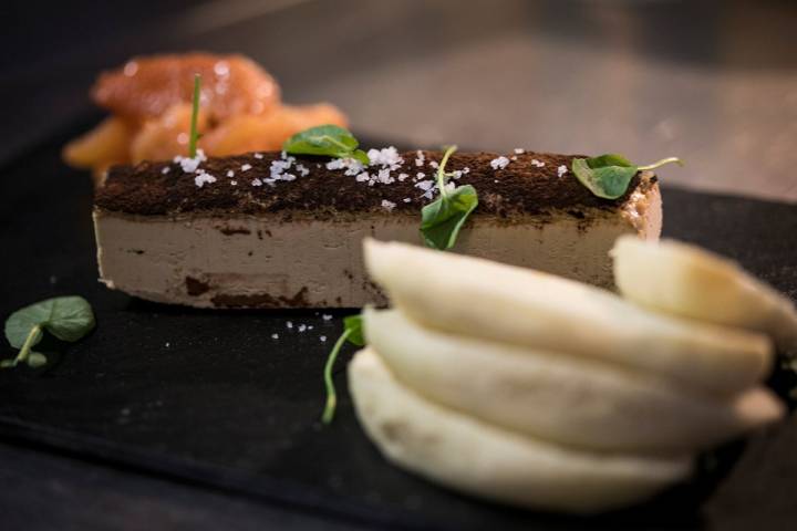 Turrón de hígado de pato al cacao.