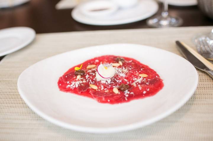 Carpaccio de paladar con queso payoyo de Villaluenga de Rosario y piñones de la Breña.