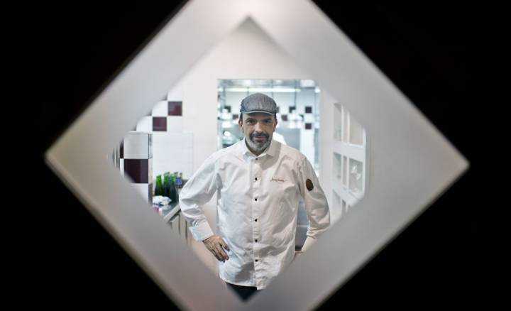 Jesús Sánchez tras la puerta que da acceso a su cocina.