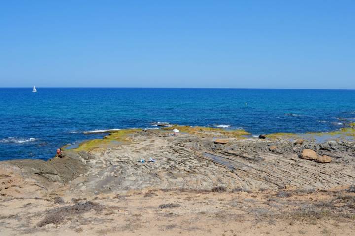 Las calas que hay junto al restaurante. ¿Apetece un baño?. Foto: A.M.