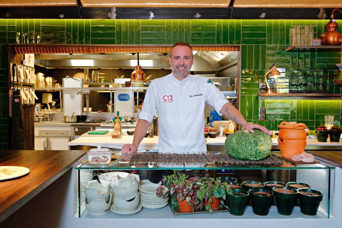 Rodrigo dispuesto a sorprenderte con su alta cocina verde.