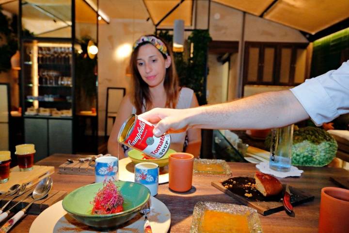 Sopa de tomate Campbell's con brotes de amaranto, alcaparras, tomate de árbol y cebolla caramelizada.