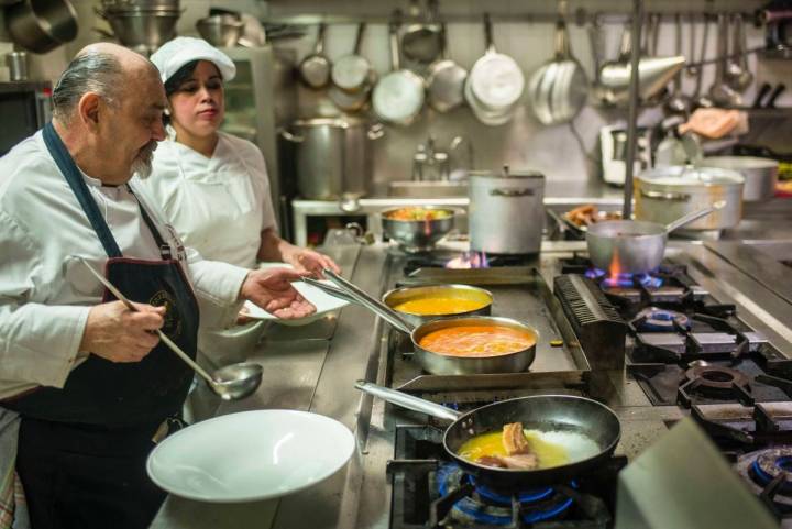 Julio Jañe, el jefe de cocina leonés, sirviendo los platos recién hechos.