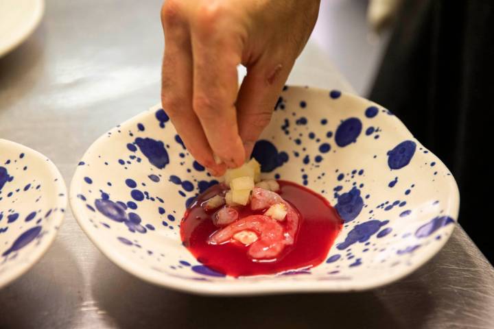 Ceviche de quisquilla con lima, naranja, remolacha, esféricos de tabasco, anacardo y melón.