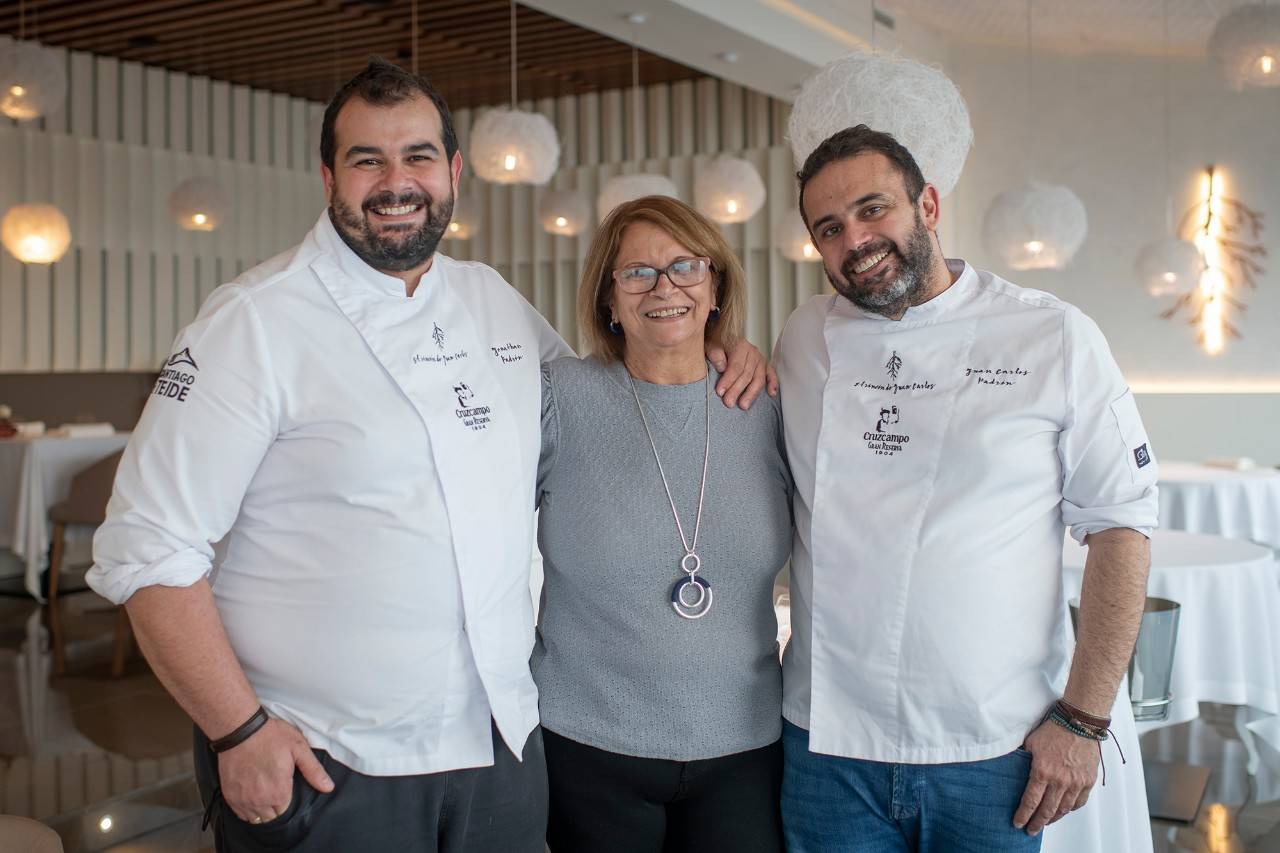 Ina, la madre de Juan Carlos y Jonathan, su gran pilar en la vida y en la cocina.