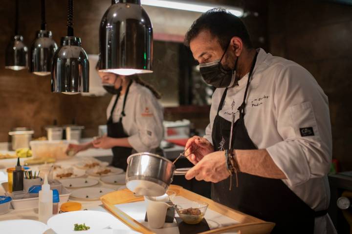 Juan Carlos cocinando