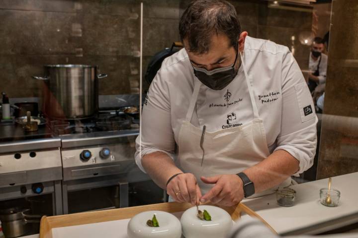 Jonathan emplatando en cocina.