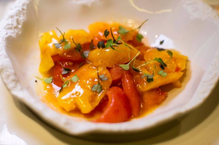 Una ensalada de tomate para comenzar a abrir apetito.