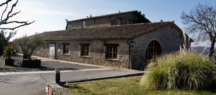 El restaurante de la tierra junto a la casa de payés dedicada a la agricultura y la ganadería.