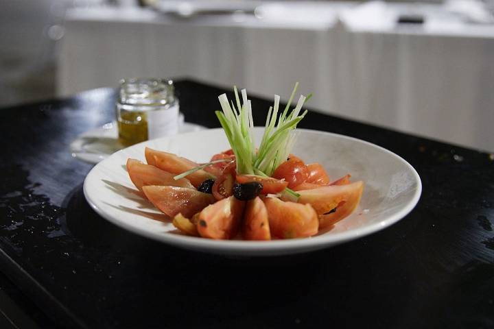 Tomate de Barbastro con cebolleta y lomo de atún hecho en casa, ideal para empezar.