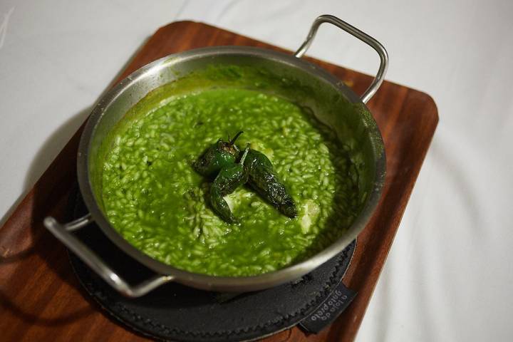 Arroz carnaroli verde de kokotxas de bacalao.