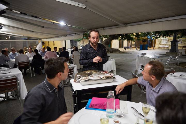 El jefe Marc recomienda a los clientes la oferta del pescado fresco del día.